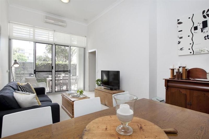 Photo - 02/8 Belgrave Road, Indooroopilly QLD 4068 - Image 2