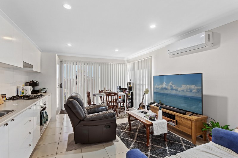 Photo - 1 & 2/11 Carlin Street, Glenvale QLD 4350 - Image 10