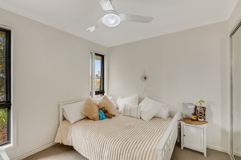 Photo - 1 & 2/29 Myrtleford Crescent, Cambooya QLD 4358 - Image 3