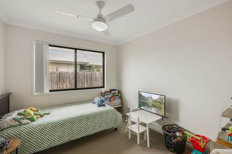 Photo - 1 & 2/29 Myrtleford Crescent, Cambooya QLD 4358 - Image 4