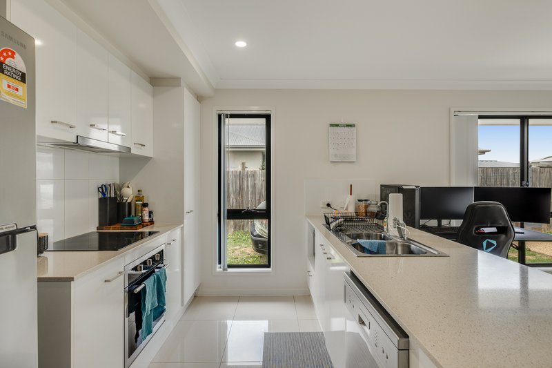 Photo - 1 & 2/29 Myrtleford Crescent, Cambooya QLD 4358 - Image 6