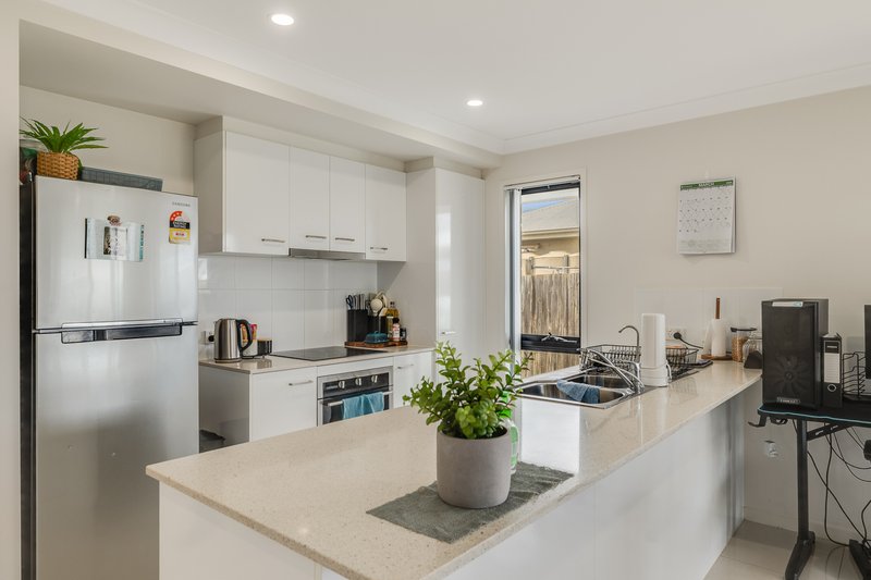 Photo - 1 & 2/29 Myrtleford Crescent, Cambooya QLD 4358 - Image 7