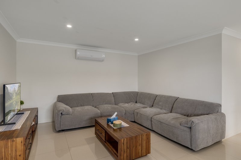 Photo - 1 & 2/29 Myrtleford Crescent, Cambooya QLD 4358 - Image 9