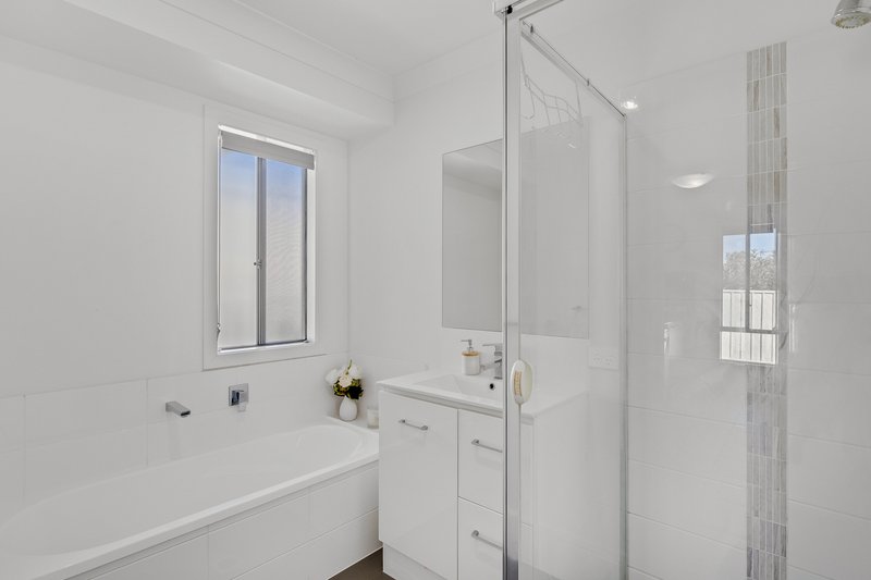 Photo - 1 & 2/4 Minnett Street, Glenvale QLD 4350 - Image 5