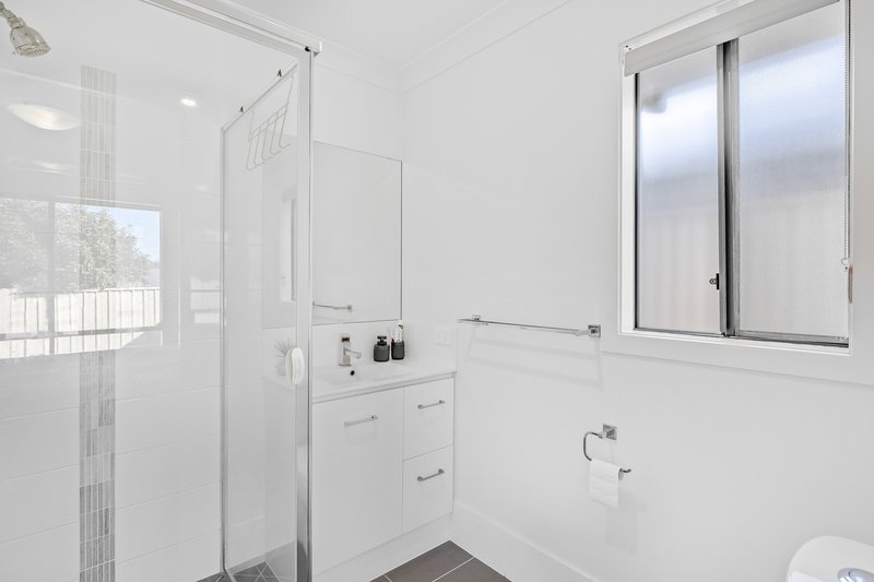 Photo - 1 & 2/4 Minnett Street, Glenvale QLD 4350 - Image 7