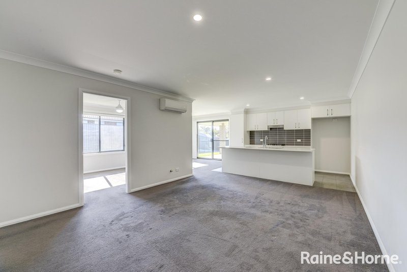 Photo - 1 &2/6 Cliffdale Place, Kootingal NSW 2352 - Image 3