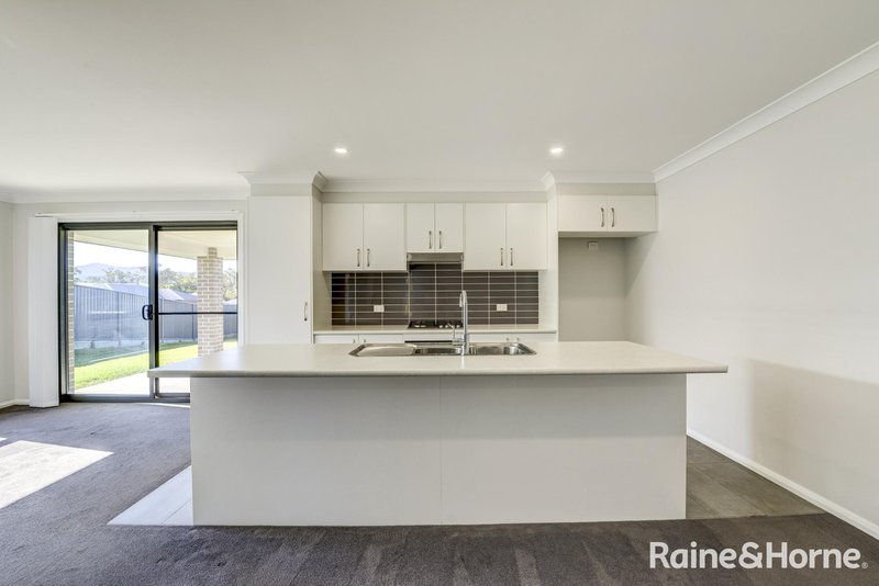 Photo - 1 &2/6 Cliffdale Place, Kootingal NSW 2352 - Image 5
