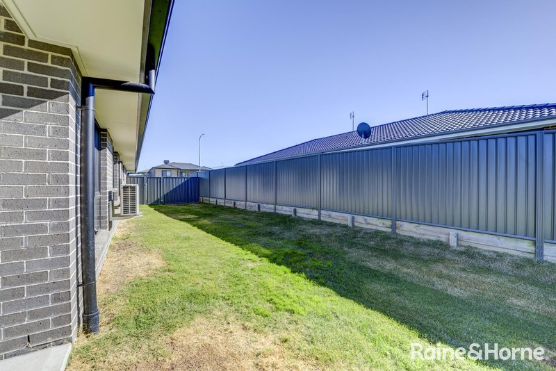 Photo - 1 &2/6 Cliffdale Place, Kootingal NSW 2352 - Image 11