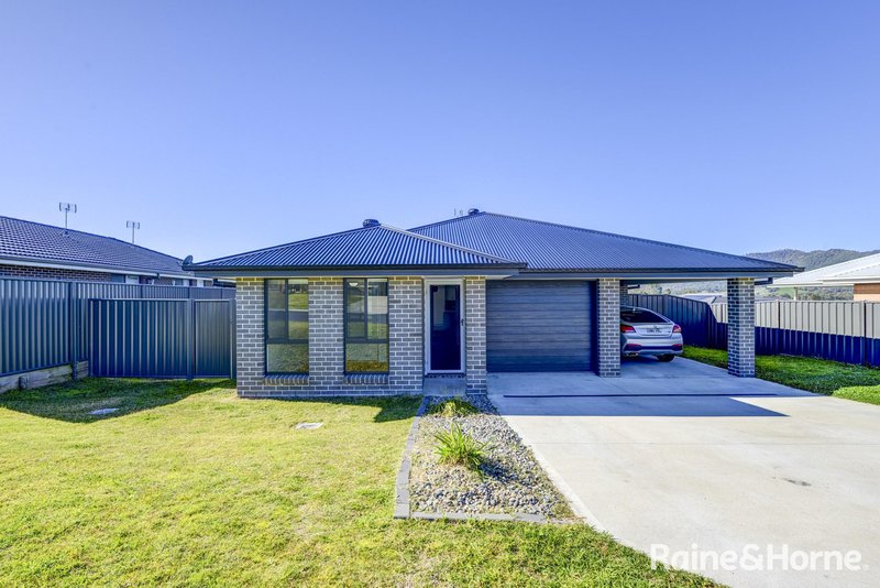 Photo - 1 &2/6 Cliffdale Place, Kootingal NSW 2352 - Image 1