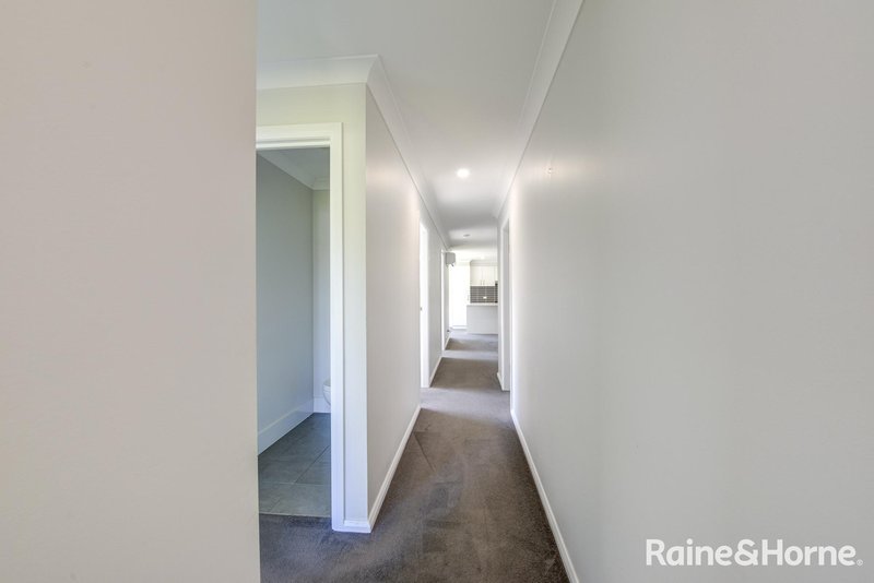 Photo - 1 &2/6 Cliffdale Place, Kootingal NSW 2352 - Image 2