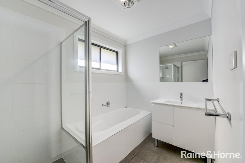 Photo - 1 &2/6 Cliffdale Place, Kootingal NSW 2352 - Image 8