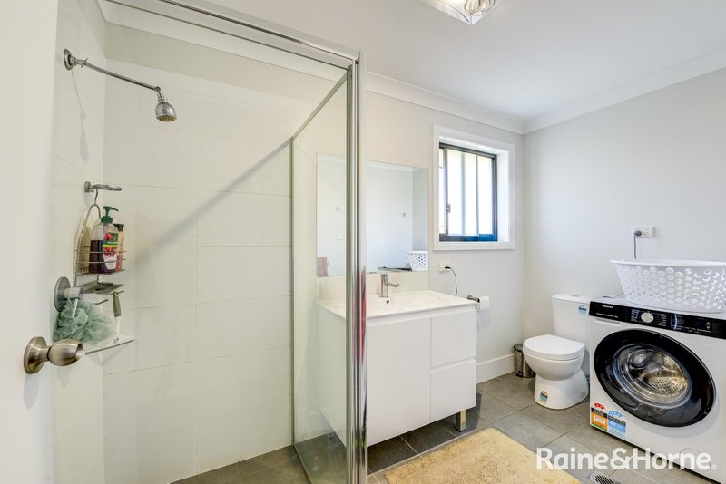 Photo - 1 &2/6 Cliffdale Place, Kootingal NSW 2352 - Image 17