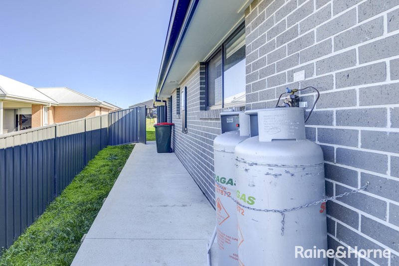 Photo - 1 &2/6 Cliffdale Place, Kootingal NSW 2352 - Image 19