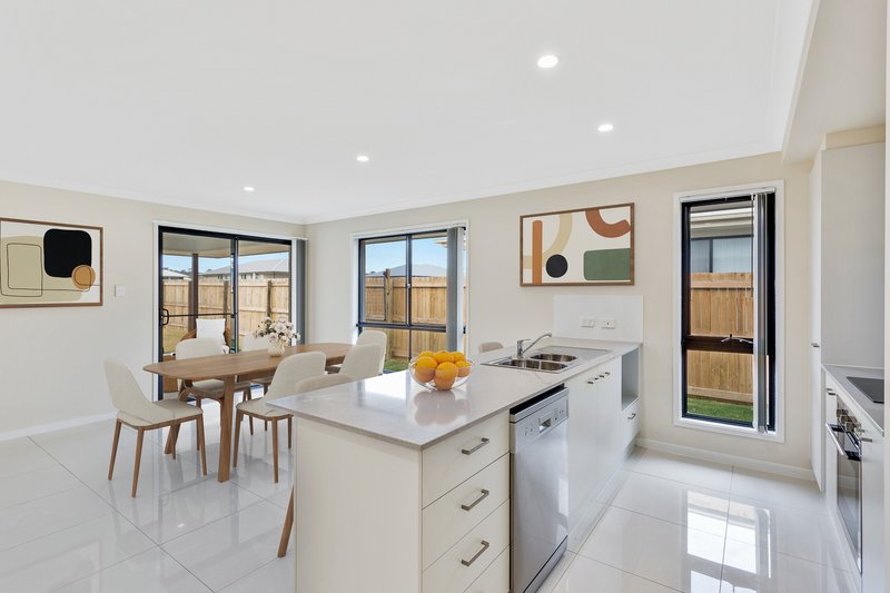 Photo - 1 & 2/7 Myrtleford Crescent, Cambooya QLD 4358 - Image 4