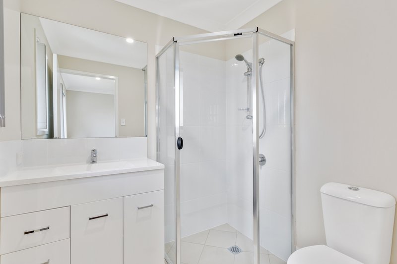 Photo - 1 & 2/7 Myrtleford Crescent, Cambooya QLD 4358 - Image 11