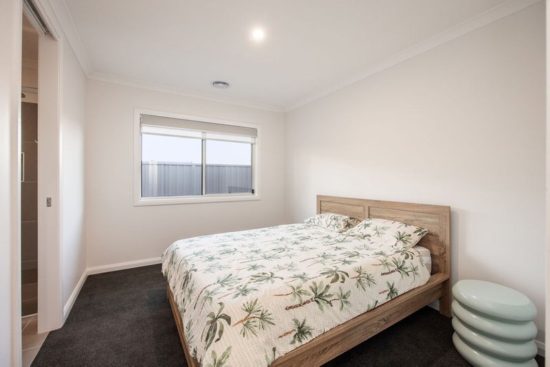 Photo - 1 & 2/74 Westacott Crescent, Baranduda VIC 3691 - Image 15