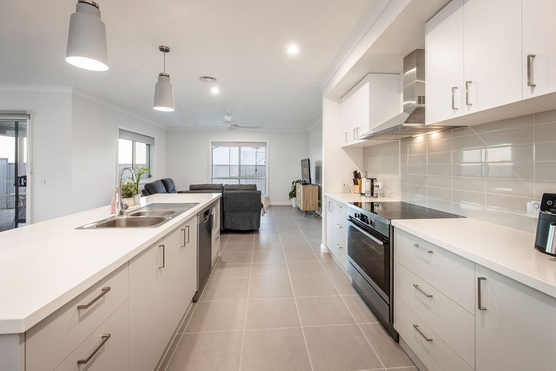 Photo - 1 & 2/74 Westacott Crescent, Baranduda VIC 3691 - Image 17