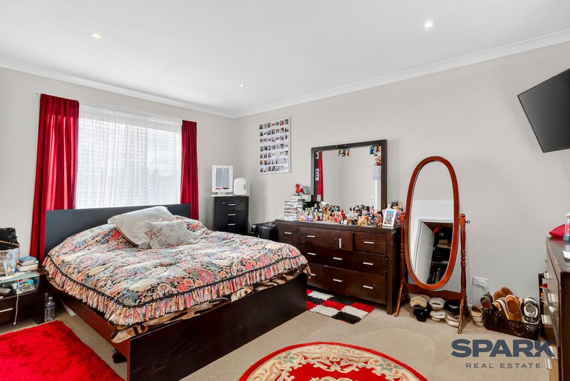 Photo - 1 & 2/9 Hope Court, Delahey VIC 3037 - Image 22