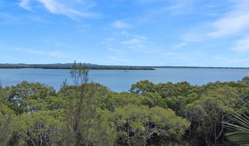 Photo - 1-3 Coast Road, Macleay Island QLD 4184 - Image 2