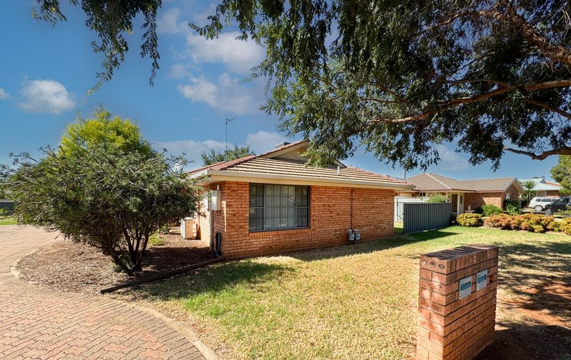 Photo - 1 & 3/24 Ebelina Crescent, Parkes NSW 2870 - Image 2