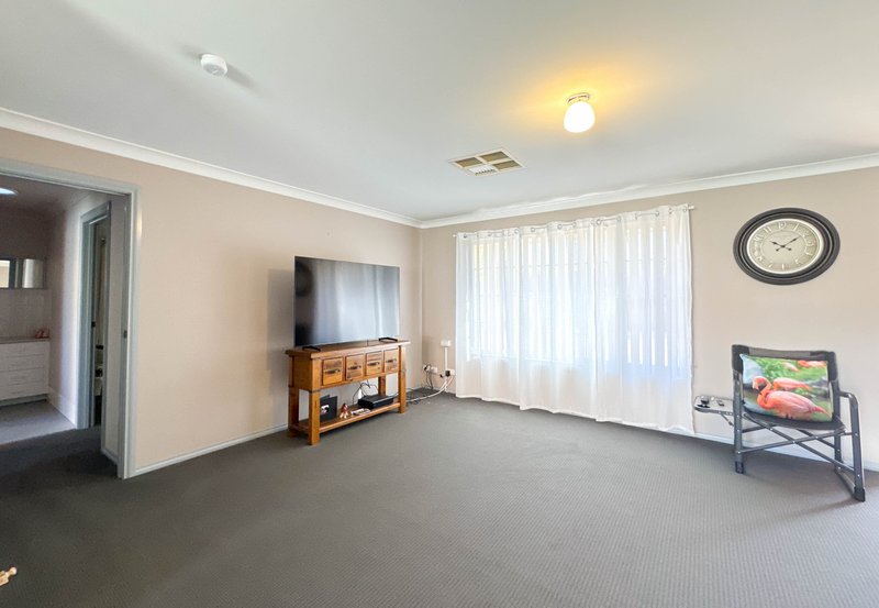 Photo - 1 & 3/24 Ebelina Crescent, Parkes NSW 2870 - Image 9