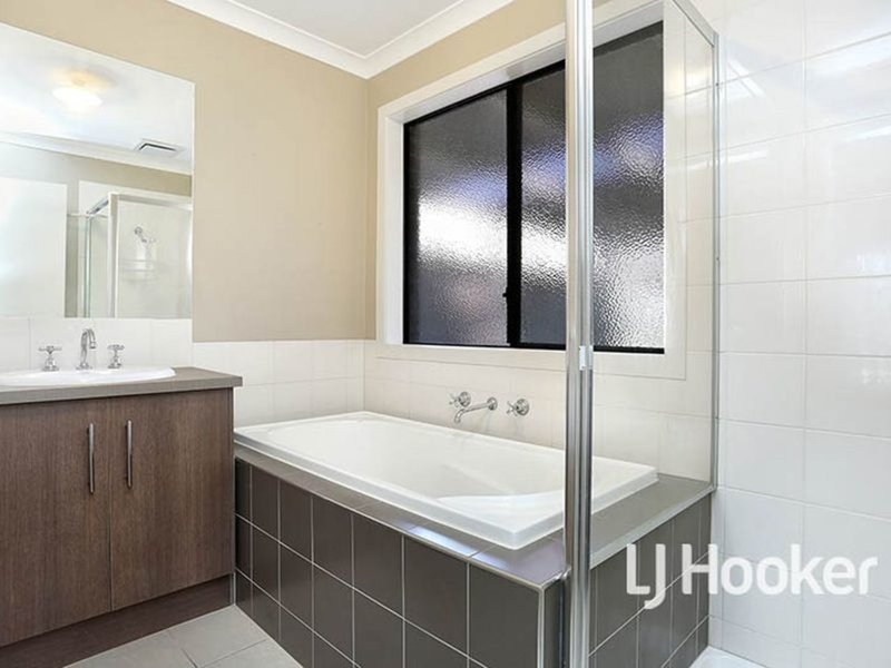 Photo - 1 Airlie Avenue, Point Cook VIC 3030 - Image 7