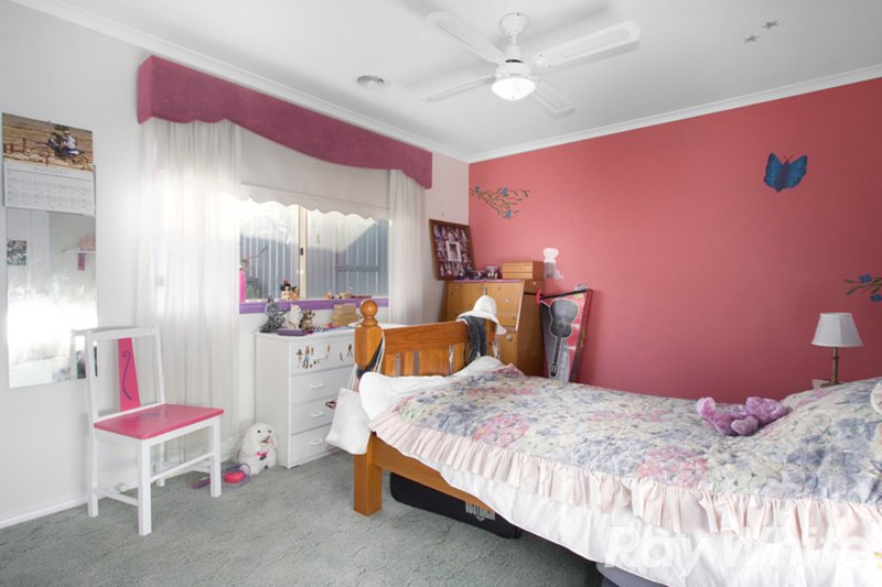 Photo - 1 Allan Close, Pakenham VIC 3810 - Image 7