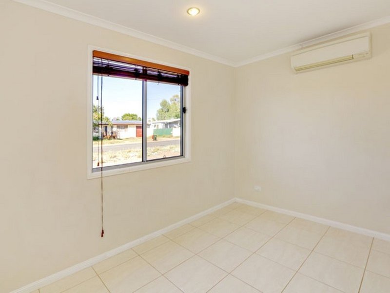 Photo - 1 Angela Boulevard, Mount Isa QLD 4825 - Image 5