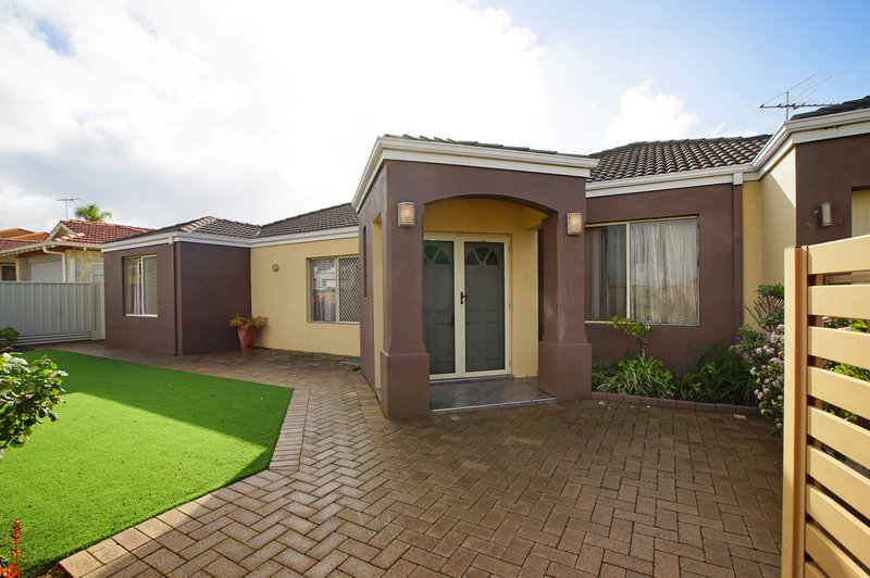 Photo - 1 Atwell Close, Lake Coogee WA 6166 - Image 2