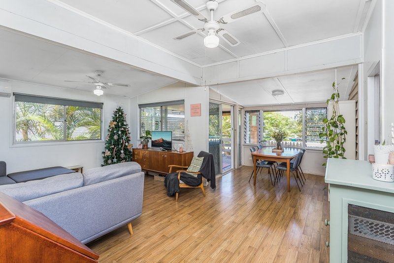 Photo - 1 Bright Avenue, Clontarf QLD 4019 - Image 4