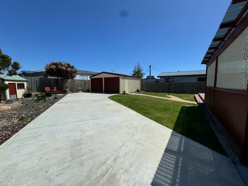 Photo - 1 Caringa Place, Devonport TAS 7310 - Image 5