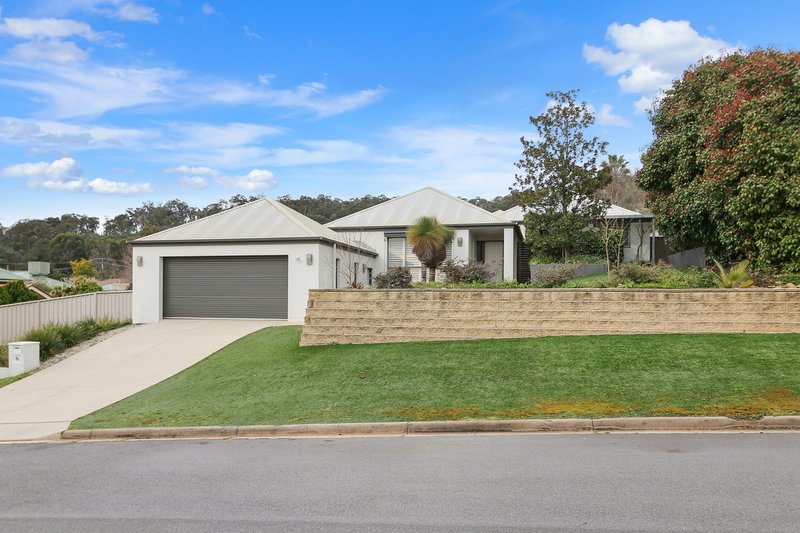 Photo - 1 Castle Cove, Wodonga VIC 3690 - Image 2