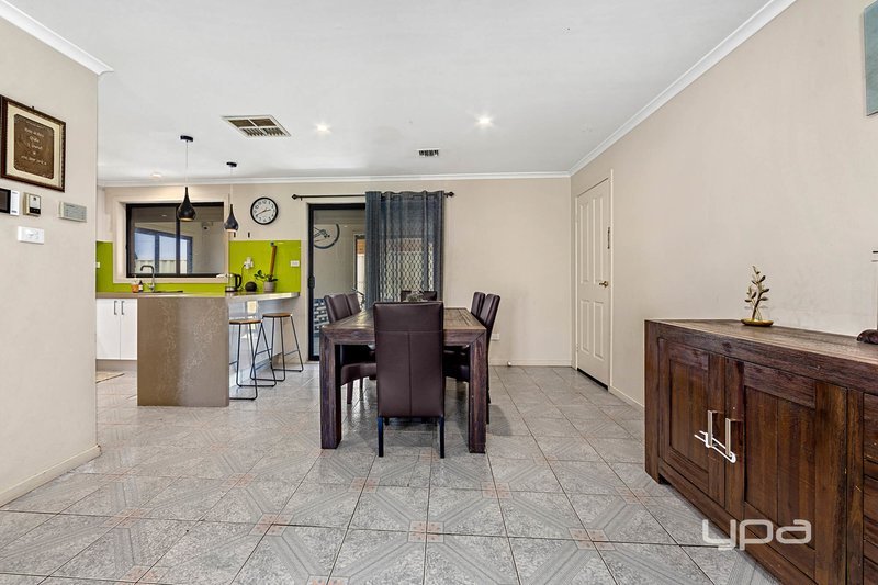 Photo - 1 Centenary Court, Kings Park VIC 3021 - Image 2