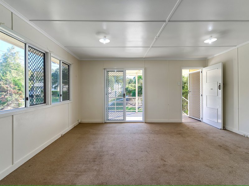 Photo - 1 Deerdale Street, Stafford Heights QLD 4053 - Image 3