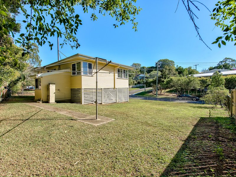 Photo - 1 Deerdale Street, Stafford Heights QLD 4053 - Image 10