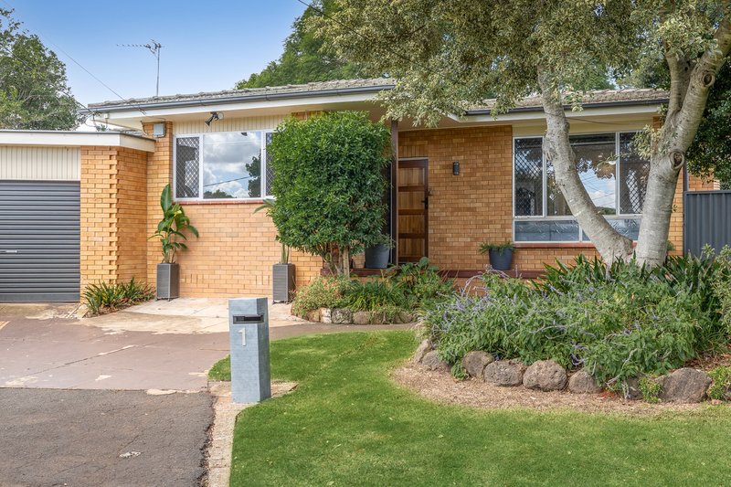 Photo - 1 Girrawheen Street, Rangeville QLD 4350 - Image 2