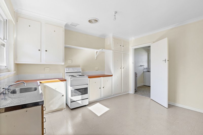 Photo - 1 Gormanston Crescent, Deakin ACT 2600 - Image 4