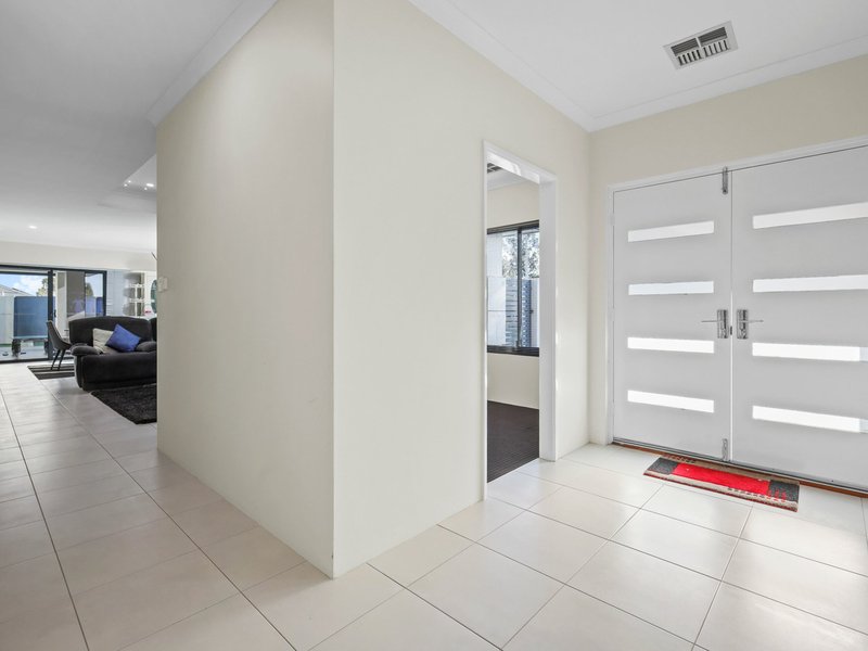 Photo - 1 Grapestone Road, Piara Waters WA 6112 - Image 5