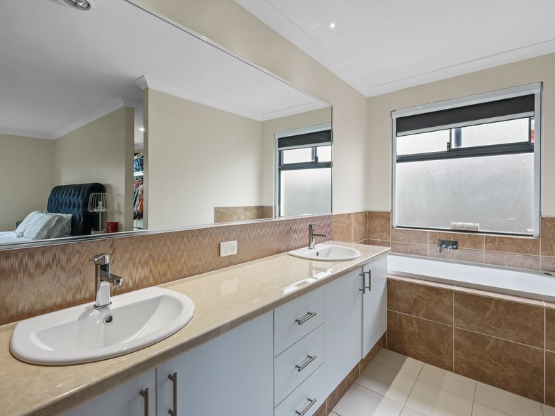 Photo - 1 Grapestone Road, Piara Waters WA 6112 - Image 14