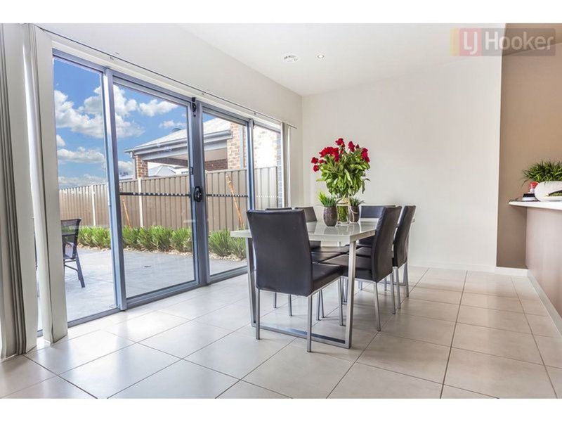 Photo - 1 Grattan Cove, Craigieburn VIC 3064 - Image 4