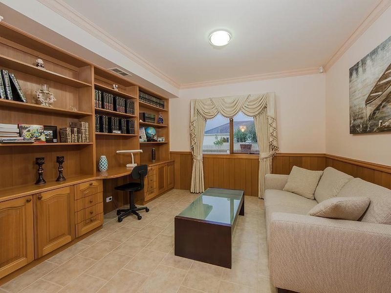 Photo - 1 Grove Hall Place, Caroline Springs VIC 3023 - Image 4