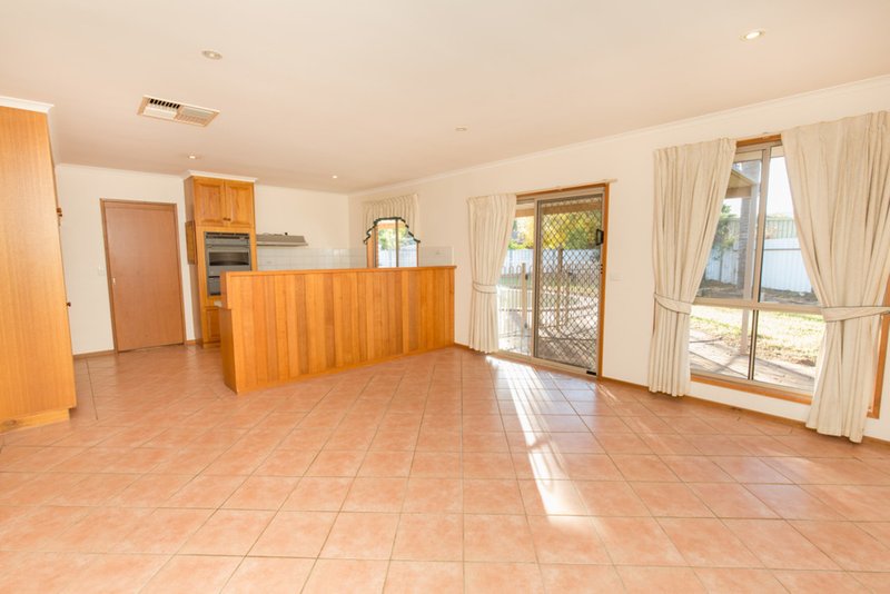 Photo - 1 Harvey Court, Mildura VIC 3500 - Image 4