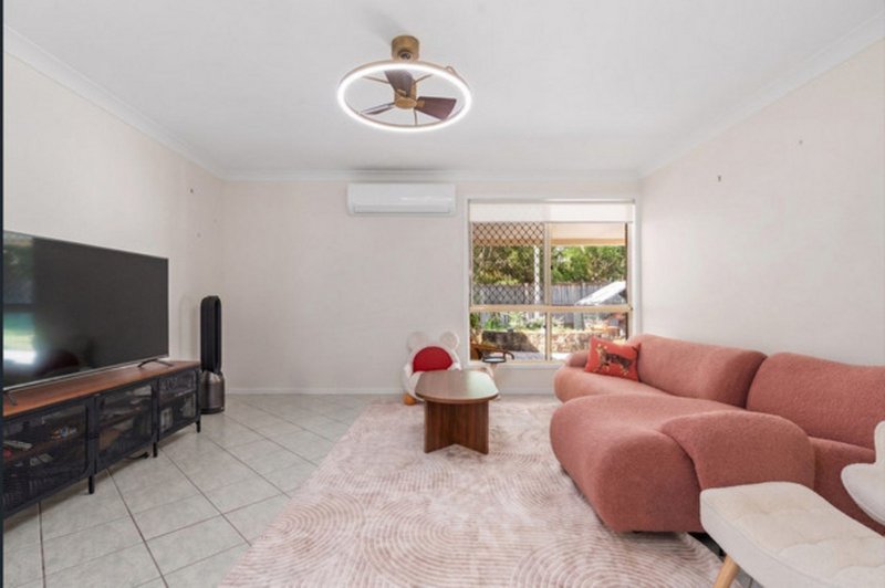 Photo - 1 Hayward Avenue, Cashmere QLD 4500 - Image 6