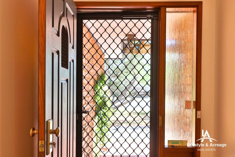 Photo - 1 Hosking Court, Pakenham VIC 3810 - Image 2