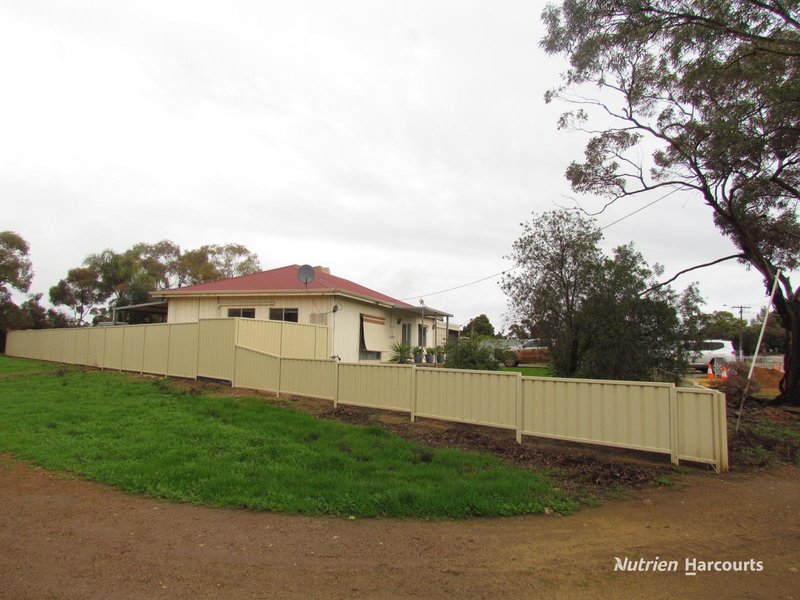 Photo - 1 Hyde Street, Dalwallinu WA 6609 - Image 2