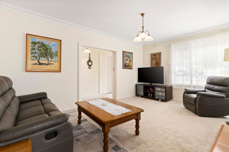 Photo - 1 Ipydene Court, Chadstone VIC 3148 - Image 2