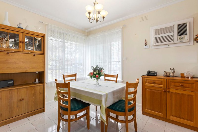 Photo - 1 Ipydene Court, Chadstone VIC 3148 - Image 3