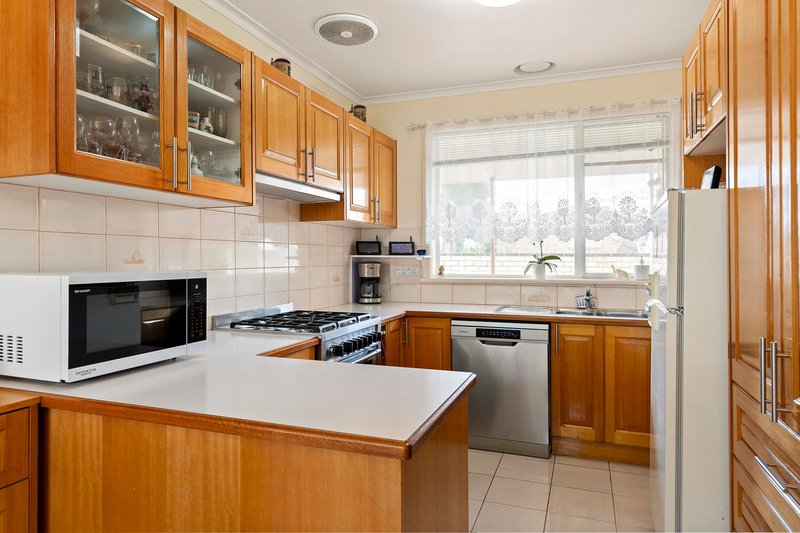 Photo - 1 Ipydene Court, Chadstone VIC 3148 - Image 4