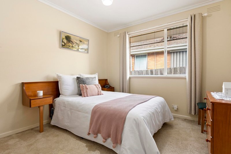Photo - 1 Ipydene Court, Chadstone VIC 3148 - Image 6