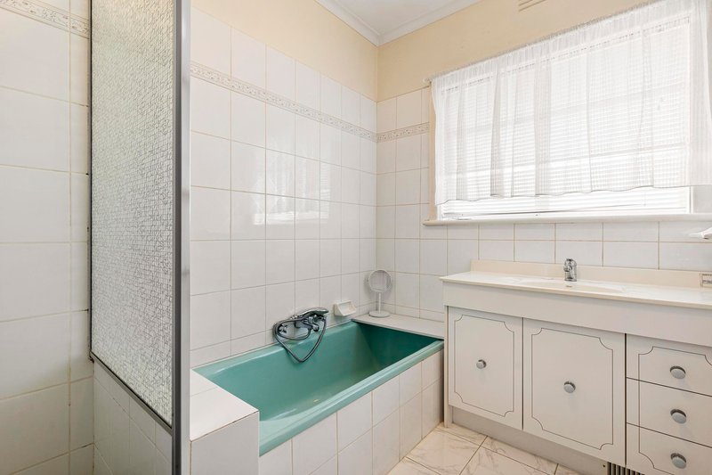 Photo - 1 Ipydene Court, Chadstone VIC 3148 - Image 7